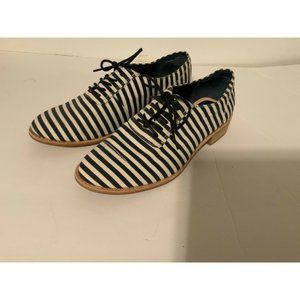 Women’s Gap stripe Blue and white size 6 women’s Oxford shoe